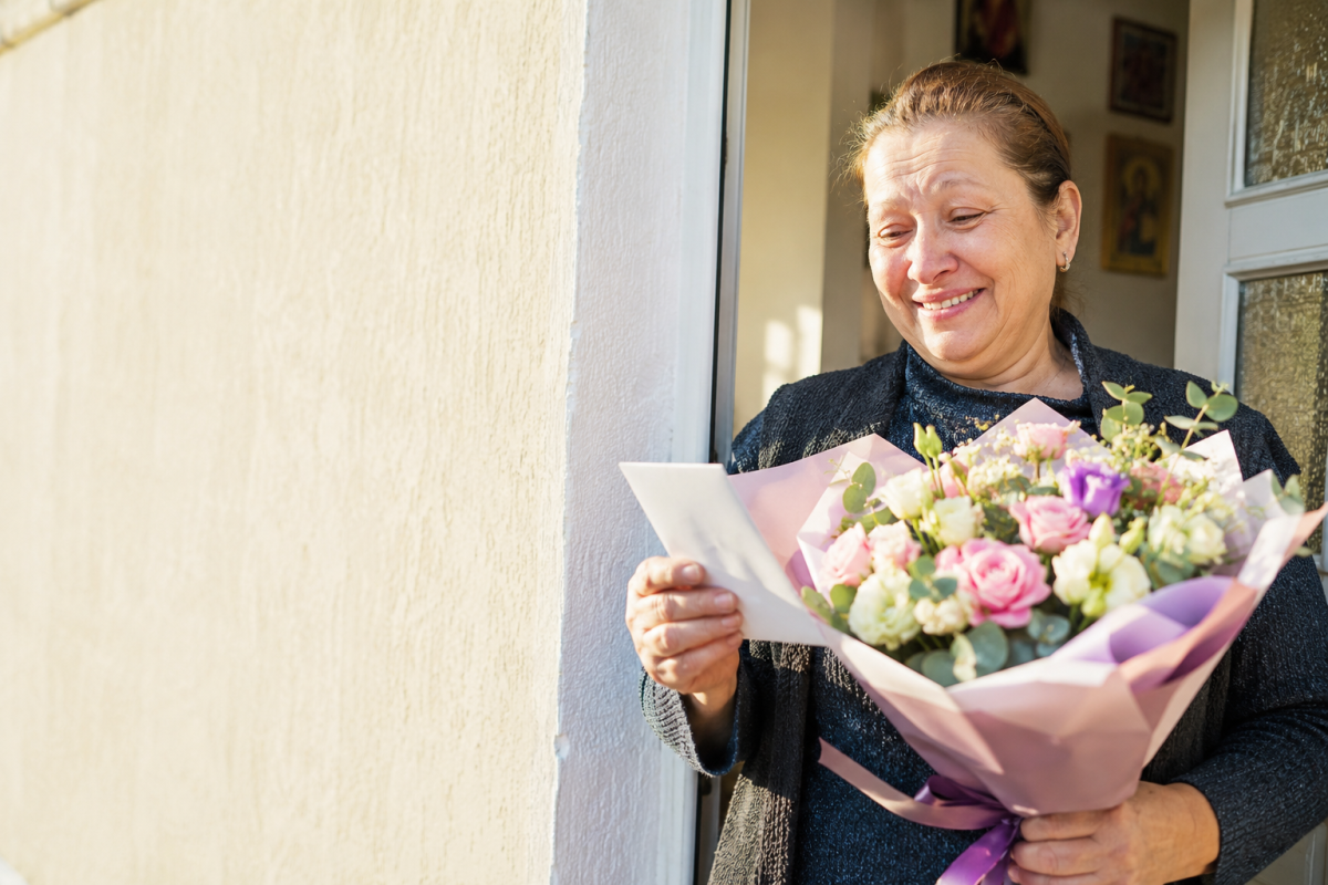 Mamele știu de la cine sunt florile înainte să citească felicitarea. Povestea românilor plecați departe de casă