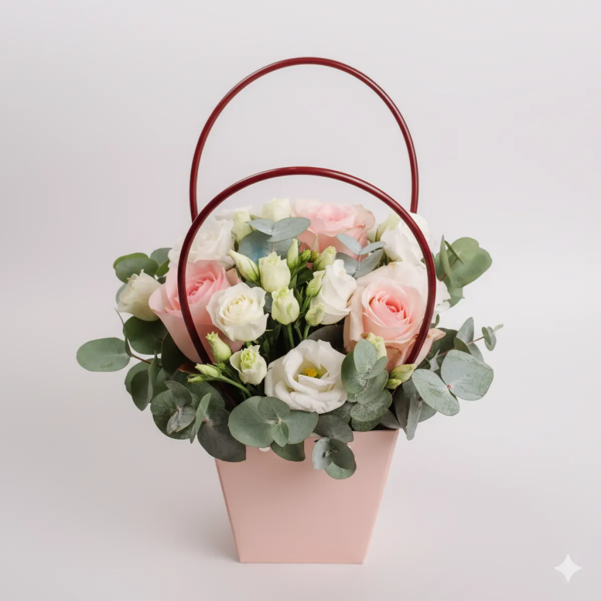 Coșuleț Elegant cu Trandafiri Roșii și Lisianthus Alb