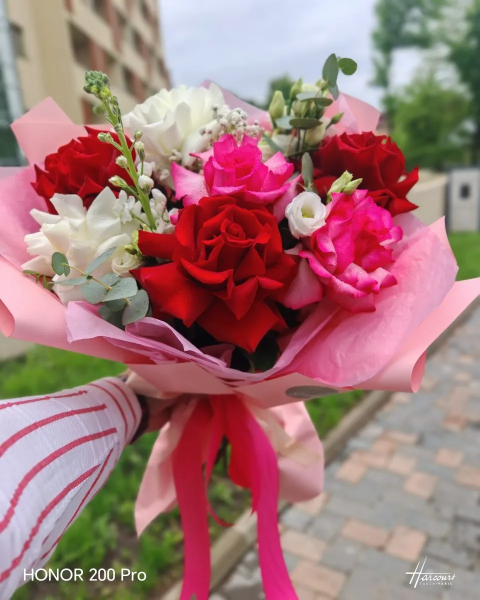 Buchet Surpriză Colorat cu Flori de Sezon