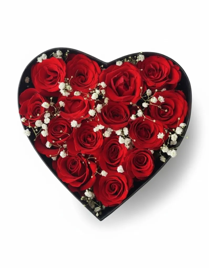 Aranjament Inimă cu Trandafiri Roșii și Floarea Miresei
