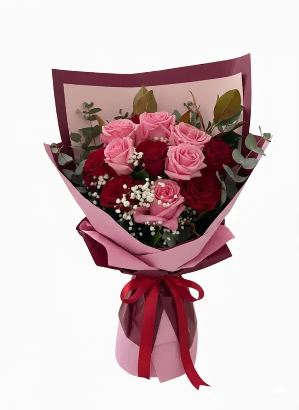 Buchet Trandafiri Roz și Roșii cu Eucalipt și Gypsophila