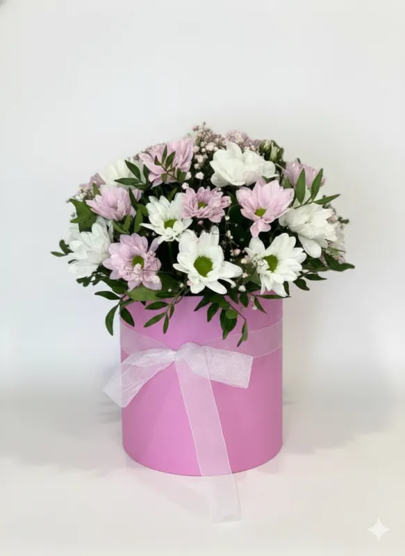 Aranjament în Cutie Roz cu Crizanteme Albe și Lila